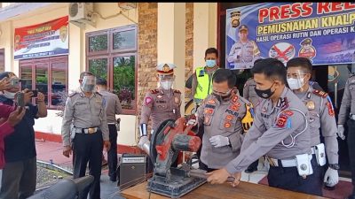 Polres Sarolangun Musnahkan Knalpot Bising