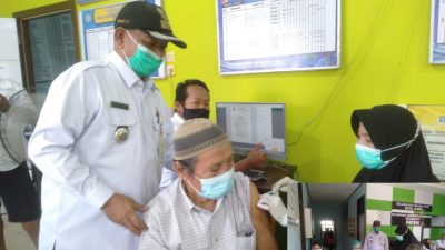 Lurah Bagan Pete, Suherman. SH. saat Meninjau Vaksinasi Covid-19 Lansia