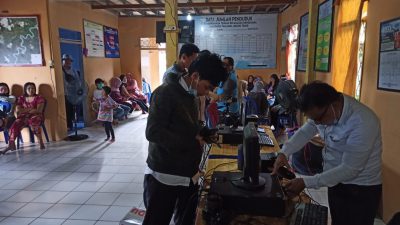 Warga Melakukan Perekaman e-KTP di Kantor Desa Menteng
