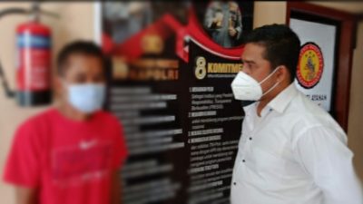 Pelaku (Baju Merah) saat Diamankan di Polsek Jelutung