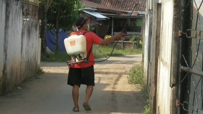 Warga Payo Selincah Menyemprotkan Cairan Disenfektan ke Rumah-rumah