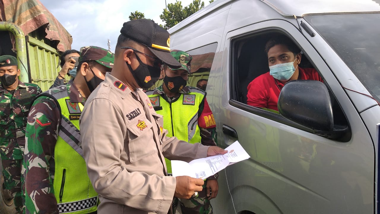 Petugas Melakukan Penyekatan Kendaraan di Perbatasan Jambi-Sumsel