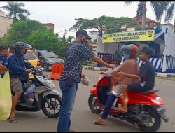 Ikatan Wartawan Sarolangun Bagi Takjil Gratis ke Pengendara
