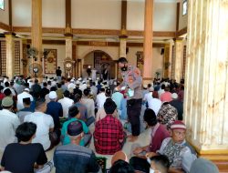 Polsek Kuala Jambi Bagikan Masker untuk Jamaah Salat Jumat