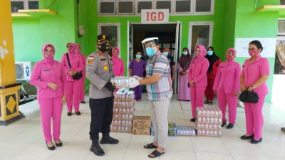 Kapolres Muaro Jambi AKBP Ardiyanto Bersama Ketua Bhayangkari Cabang Muaro Jambi Menyambangi dan Menyerahkan Bansos kepada Tenaga Kesehatan di Muaro Jambi. (Foto : Humas Polres Muaro Jambi)