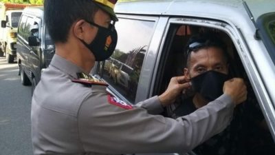 Kasatlantas Polres Muaro Jambi, AKP Nafrizal mengkampanyekan pentingnya pemakaian masker kepada pengguna jalan, Rabu 19 Mei 2021. SELOKO.ID/Istimewa.