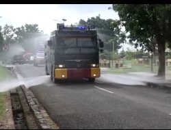 Cegah Klaster Baru, Polisi Semprot Disinfektan Perkantoran Pemkab Muaro Jambi