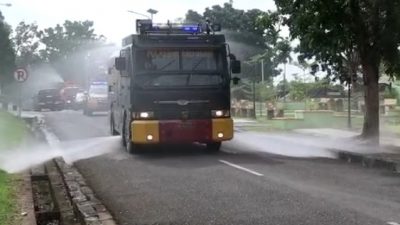 Penyemprotan disinfektan di Perkantoran Pemkab Muaro Jambi oleh Polisi, Kamis 20 Mei 2021. (Foto : Humas Polres Muaro Jambi)