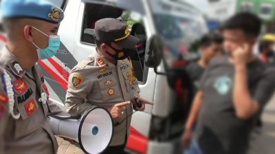 Kapolsek Jaluko, IPTU Irwan saat Mensosialisasikan Pentingnya Mematuhi Protokol Kesehatan Kepada Masyarakat dalam Operasi Yustisi oleh Gabungan Satgas Penanganan Covid-19 Muaro Jambi di Jalan Lintas Jambi-Muara Bulian, Jum'at 21 Mei 2021. SELOKO.ID/Istimewa.