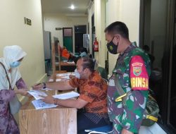 Sukseskan Pelaksanaan Vaksinasi, Babinsa Koramil Telanaipura Lakukan Sistem Jemput Bola
