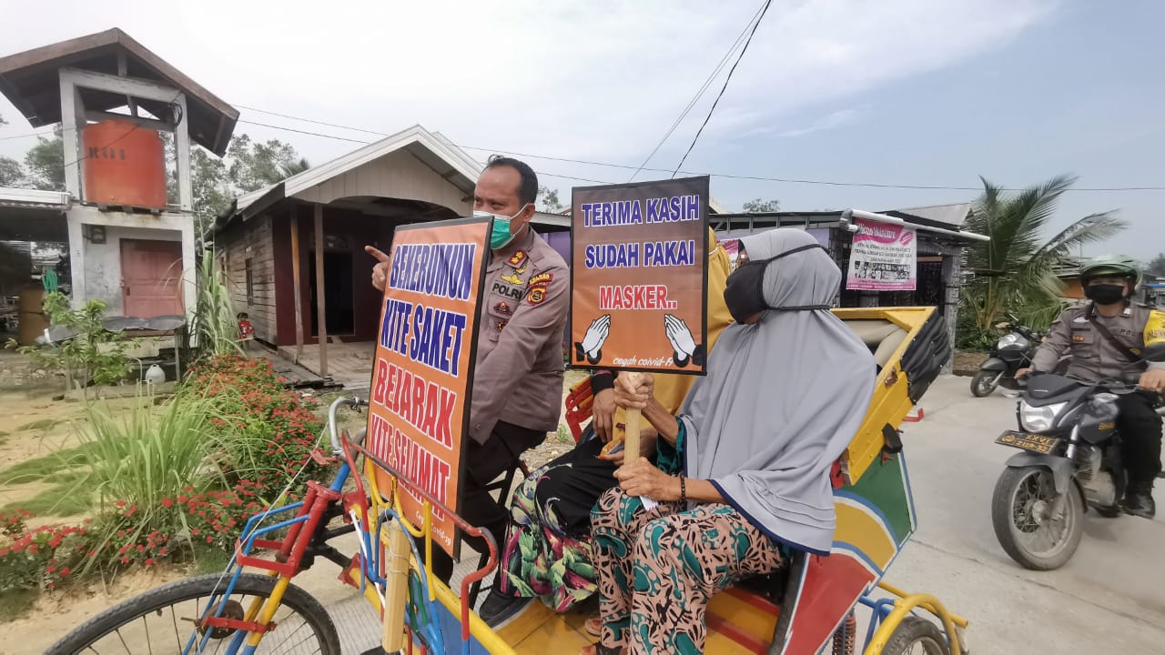 Menggunakan becak, Wadan Satgas Covid-19 Kabupaten Tanjung Jabung Barat, AKBP Guntur Saputro turun langsung menjemput lansia untuk di vaksin. SELOKO.ID/Istimewa.