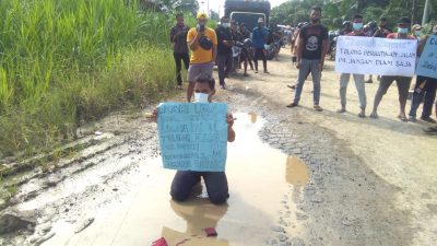 Protes jalan rusak, warga di Kecamatan Mendahara Ulu Blokade Jalan, Senin 31 Mei 2021. SELOKO.ID/Istimewa.