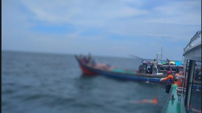 Personel Basarnas Jambi Mengevakuasi Korban Tenggelam Kapal Motor Wicly Jaya Sakti. SELOKO.ID/Istimewa.