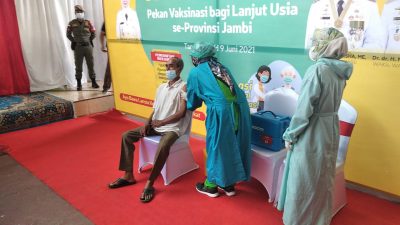 Vaksinasi Lansia Serentak di Provinsi Jambi