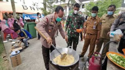 Kapolres dan Dandim Masak Nasi Goreng untuk Lansia Sasaran Vaksinasi Covid-19