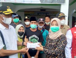 Desa Sungai Toman Serahkan Bantuan untuk Korban Kebakaran di Mendahara Tengah