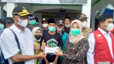Kades Sungai Toman menyerahkan bantuan uang tunai untuk korban kebakaran di Desa Mendahara Tengah, Minggu 13 Juni 2021. SELOKO.ID/Istimewa.