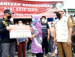 Syarif Fasha Serahkan Bantuan di Menteng