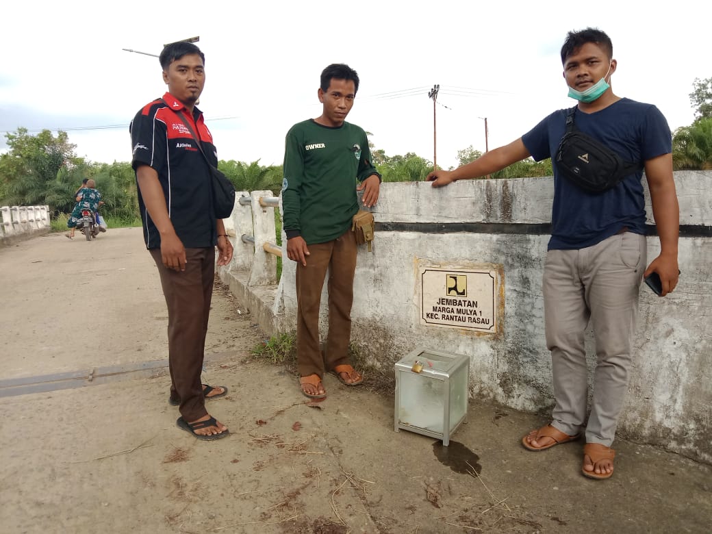 Warga di Kabupaten Tanjung Jabung Timur, Jambi temukan kotak amal yang dibuang di jembatan. SELOKO.ID/HADI SU.