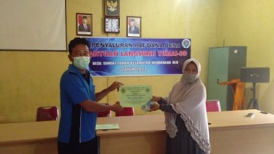 98 Kepala Keluarga di Desa Sungai Toman Terima BLT DD