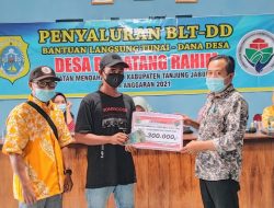 Penyaluran BLT DD Desa Pematang Rahim Berjalan Lancar, M. Dong Imbau Warganya untuk Selalu Patuhi Prokes