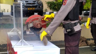 Polda Jambi musnahkan senjata api rakitan dengan cara di gerinda. SELOKO.ID/Istimewa.