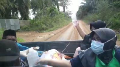 Polisi di Merangin menolong seorang ibu yang mengalami pendarahan usai melahirkan. SELOKO.ID/ALDI.