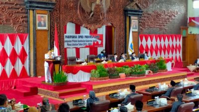 Gubernur dan Wakil Gubernur Jambi saat menghadiri Sidang Paripurna di gedung DPRD Provinsi Jambi dengan agenda penyampaian pidato Gubernur setelah pelantikan, Jum'at 09 Juli 2021.
