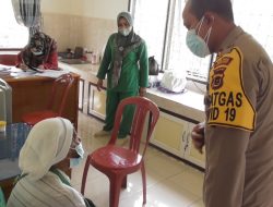 AKBP Guntur Saputro Bahagia Bisa Antar Nenek Aminah Menjalani Vaksinasi