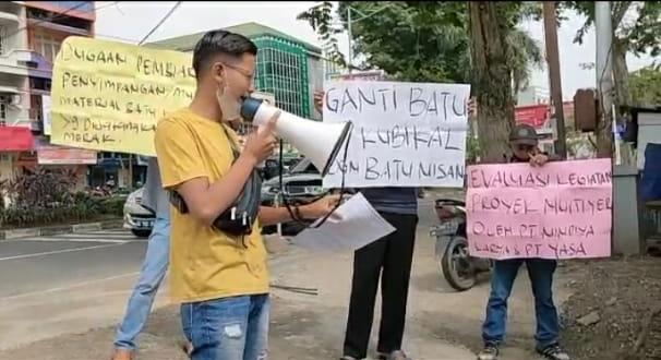 LSM MAPPAN menggelar aksi demontrasi di Kantor Satuan Kerja Pelaksana Jalan Nasional Wilayah I Provinsi Jambi yang berada di Jalan Jendral Sudirman, Kota Jambi, Jum'at 10 September 2021. ( Foto : Istimewa)