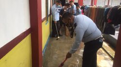 Petugas Lapas Narkotika Kelas IIB Muara Sabak saat membantu warga binaan membersihkan hunian Lapas. (foto : istimewa)