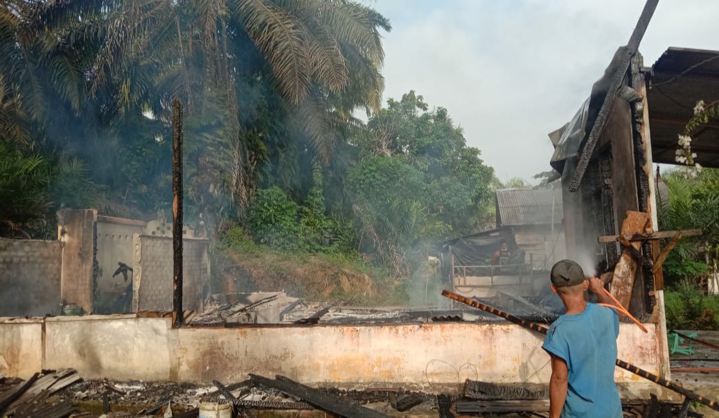 Sebuah rumah di RT. 02, Dusun Satu, Desa Bukit Mas, Kecamatan Sungai Bahar, Kabupaten Muaro Jambi, Provinsi Jambi, terbakar, Minggu 05 September 2021. (Foto : Seloko.id)