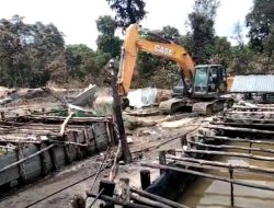 Polisi Hancurkan Gudang Minyak Ilegal