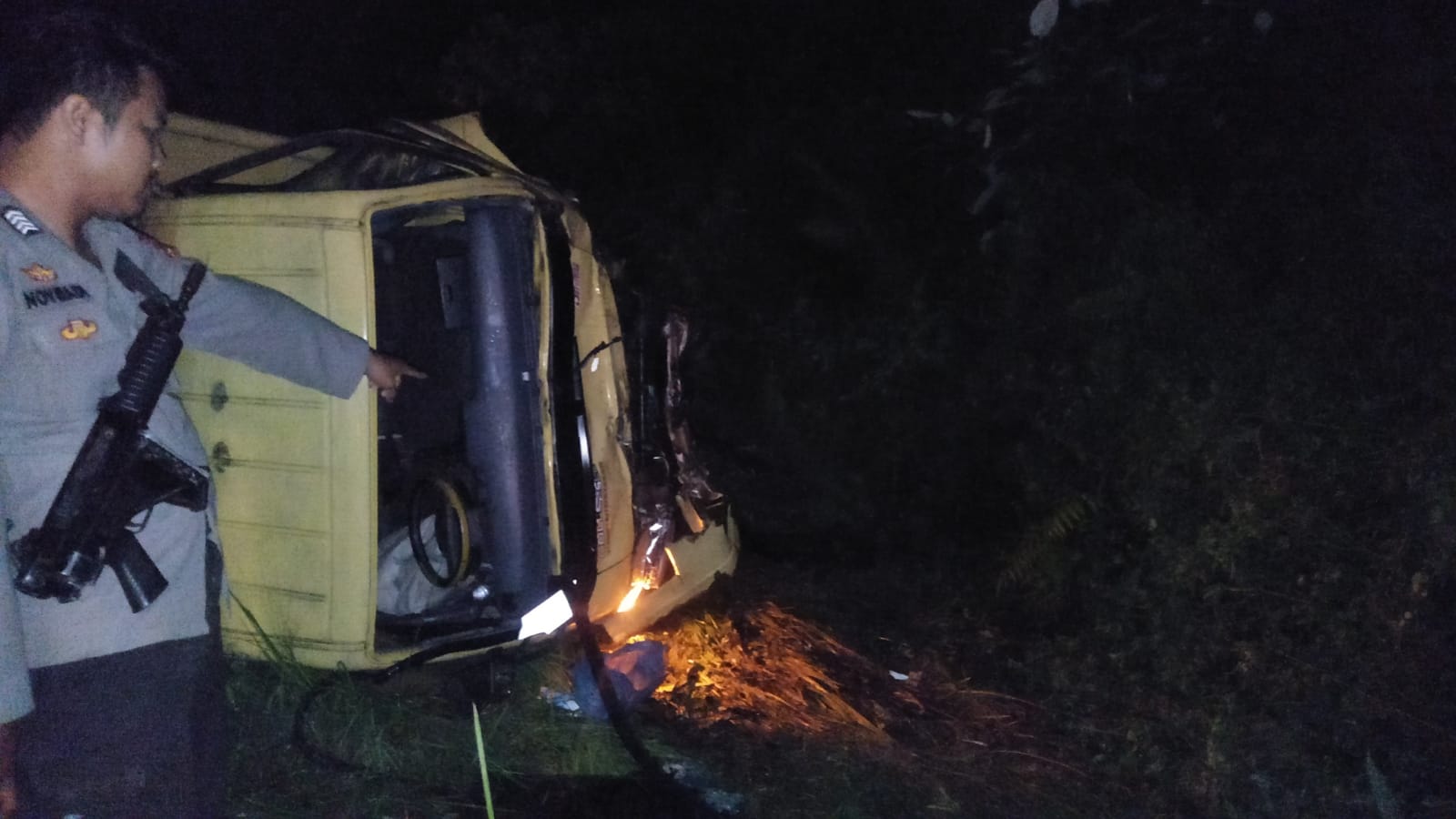 Lima orang tewas akibat kecelakaan antara Truk Colt Diesel dengan Kijang LGX di Kabupaten Bungo, Jambi kemarin dinihari. Polisi masih menyelidiki penyebab laka lantas maut tersebut. (foto: istimewa)