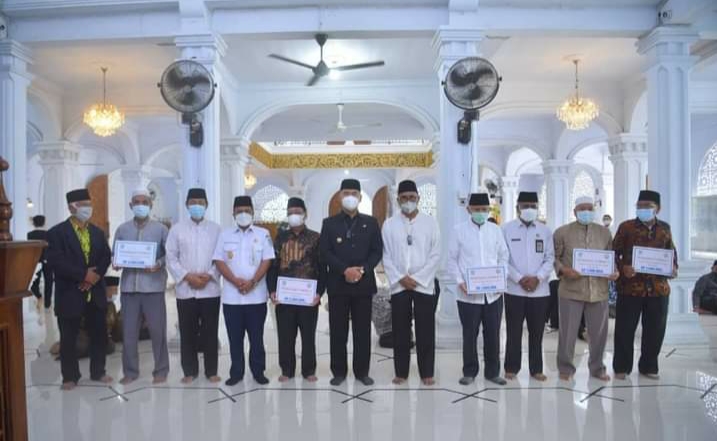 DMI Kota Jambi dan Pemkot Jambi memberikan bantuan anggaran yang bervariatif kepada para pemenang masjid teladan tingkat Kota Jambi tahun 2021.