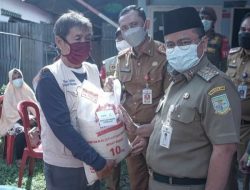 Wakil Wali Kota Jambi Serahkan Bantuan Untuk Masyarakat Terdampak Diberlakukan PPKM