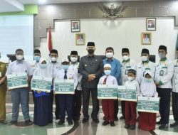 Wali Kota Fasha Serahkan Biaya Pendidikan Program Jambi Cerdas dari Baznas