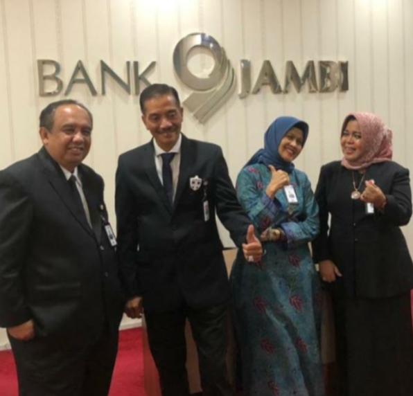 Direktur Utama Bank Jambi, H. Yunsak El Halcon beserta jajarannya. (foto: istimewa)