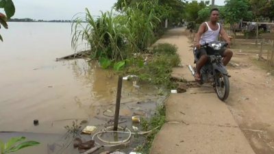 Jalan poros di Desa Kemingking Luar, Kecamatan Taman Rajo, Kabupaten Muaro Jambi rusak akibat terkikis derasnya air Sungai Batanghari. Desa Kemingking Luar merupakan kawasan cagar budaya Candi Muaro Jambi. (foto: istimewa)
