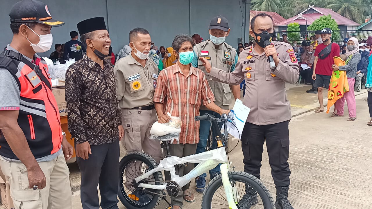 Kapolsek Jaluko, IPTU Irwan menyerahkan hadiah sepeda baru kepada salah seorang masyarakat peserta vaksinasi Covid-19 yang beruntung. (foto: istimewa)