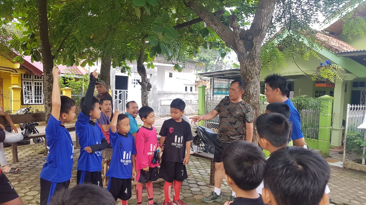 Danramil 415-09/Telanaipura Kodim 0415/Jambi, Mayor Inf Widi Purwoko ajarkan wawasan kebangsaan kepada anak-anak di Kota Jambi. (foto: istimewa)