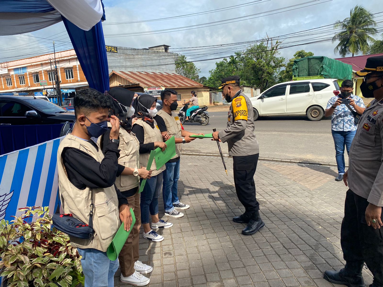 Kapolres Muaro Jambi, AKBP Yuyan Priatmaja melepas tim tenaga kesehatan Polres Muaro Jambi untuk membantu percepatan vaksinasi Covid-19 di Kabupaten Kerinci. (foto : istimewa)