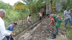 Babinsa Pematang Sulur, Kecamatan Telanaipura, Kota Jambi, Sertu Herlan Kurniawan gotong royong bersama warga.