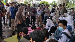 Demo di depan Kantor Gubernur Jambi, terlihat para pelajar. (Foto: Istimewa)