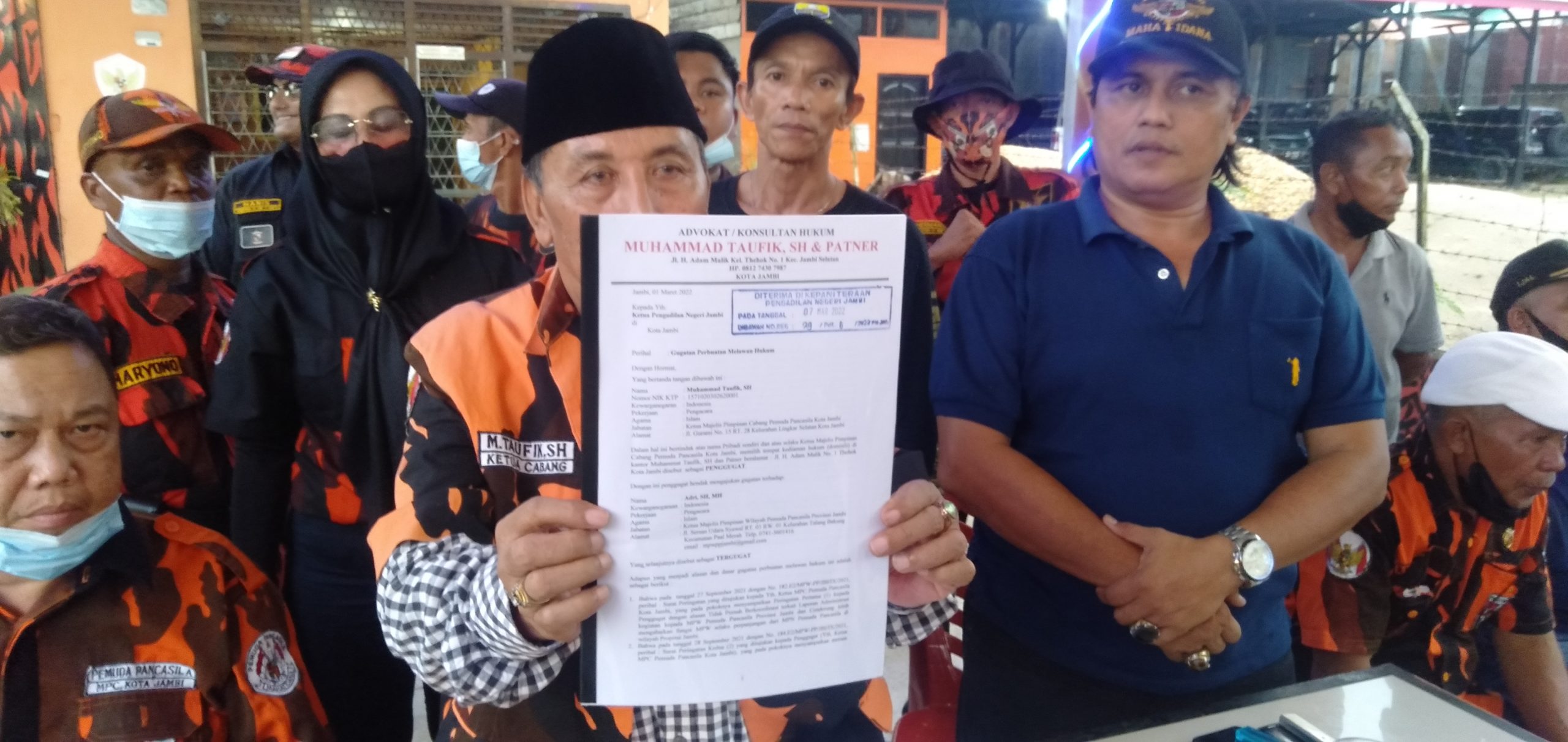 Muhammad Taufik, SH menunjukkan surat gugatan perbuatan melawan hukum ke Pengadilan Negeri Jambi terhadap Ketua MPW Pemuda Pancasila Provinsi Jambi. (foto: istimewa)