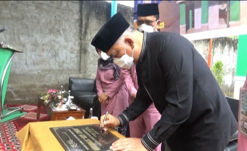 Wali Kota Fasha didampingi Camat Alam Barajo, Iper Riyan Suni saat melakukan penandatangan prasasti, sebagai simbolis peresmian Musala As-Syarif, Jum'at (25/03/22).