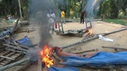 Polisi melakukan pembongkaran dan membakar tempat judi sabung ayam di Desa Mekar Jaya, Kecamatan Sungai Gelam, Kabupaten Muaro Jambi. (foto: istimewa)