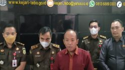 Kajari Tebo Dinar Kripsiaji bersama jajarannya saat menggelar konferensi pers penetapan 3 tersangka kasus dugaan korupsi proyek peningkatan Jalan Padang Lamo di Kabupaten Tebo, Provinsi Jambi tahun anggaran 2019, Kamis 14 April 2022. (foto: istimewa)