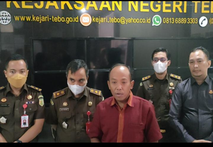 Kajari Tebo Dinar Kripsiaji bersama jajarannya saat menggelar konferensi pers penetapan 3 tersangka kasus dugaan korupsi proyek peningkatan Jalan Padang Lamo di Kabupaten Tebo, Provinsi Jambi tahun anggaran 2019, Kamis 14 April 2022. (foto: istimewa)