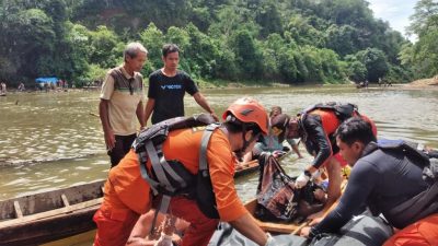 Tim SAR bersama masyarakat berhasil menemukan dan mengevakuasi korban tenggelam di aliran Sungai Tembesi, Desa Sekancing, Kecamatan Tiang Pumpung, Kabupaten Merangin, Jambi. Korban ditemukan dalam kondisi tak bernyawa. (foto: istimewa)